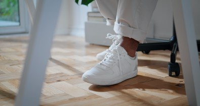 A tökéletes fehér sneaker – elegancia, kényelem és ikonikus márkák egy helyen