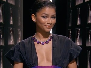 Habcsók-szettben robbant be a színpadra Zendaya, mielőtt átvette volna a díját