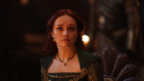 Másnaposan forgatta a Sárkányok háza első részét a sorozat színésznője, Olivia Cooke