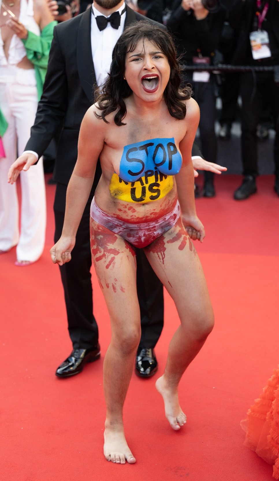 Félmeztelenül tiltakozott egy aktivista az ukrán nők megerőszakolása ellen Cannes-ban