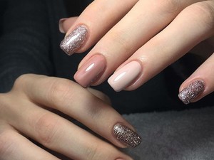 Ezek most a legtrendibb szilveszteri körmök: imádni fogod őket!