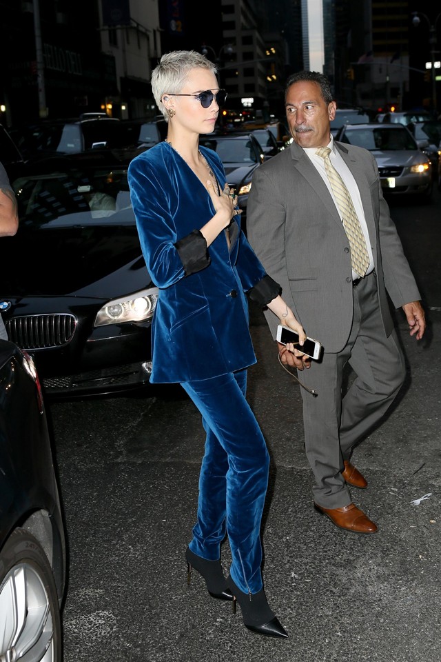 Cara Delevingne bársonyzakóban villantott melltartót