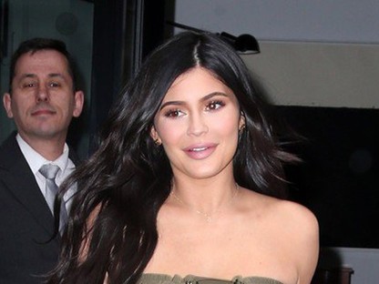 Kylie Jenner teljesen elrontotta az outfitjét ezzel a szörnyű búcsús cipővel 