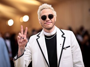 Ki az a Pete Davidson? És miért vannak odáig érte Hollywood legszebb és leghíresebb női?