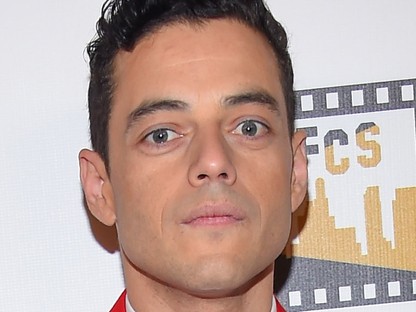 Rami Malek PIROS öltönyben! Ő talán a világ egyetlen embere, akinek ez jól áll