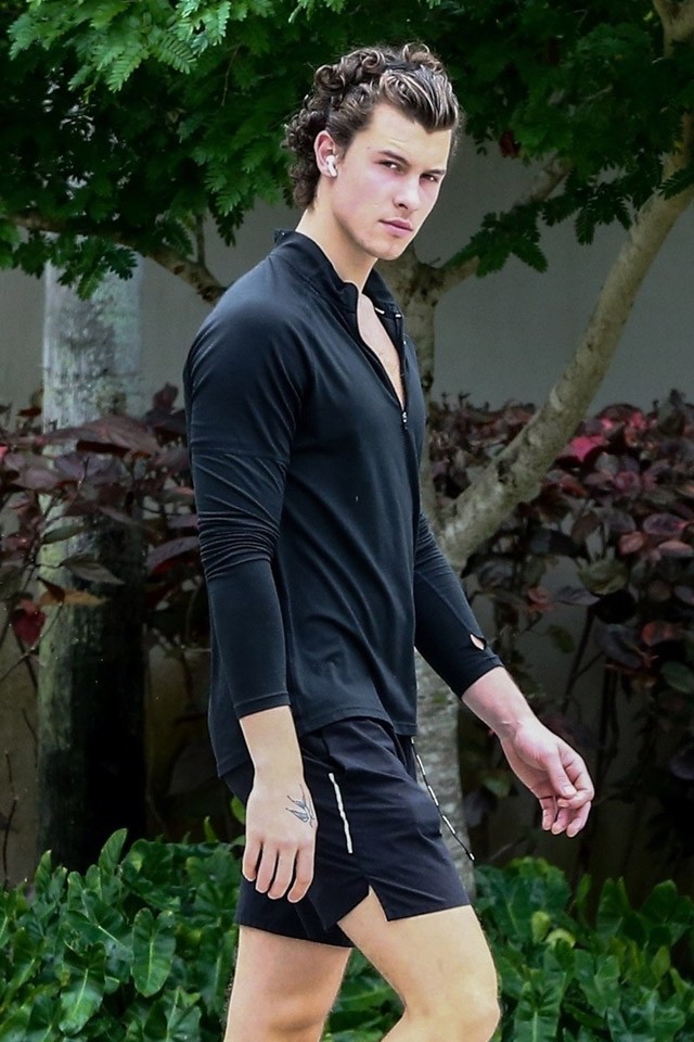 Olyan paparazzi fotók készültek Shawn Mendes-ről, hogy egy magazinban is elfértek volna