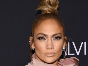 Jennifer Lopez ruhája olyan, mint egy kényszerzubbony, ránézni is kényelmetlen