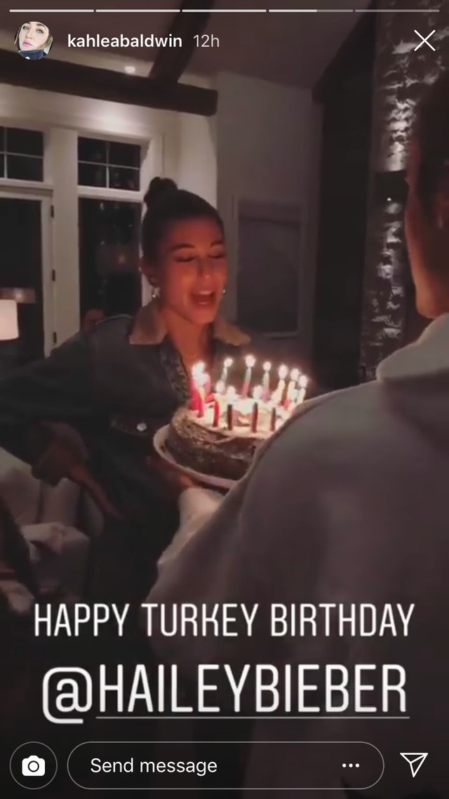 Justin Bieber úgy ünnepelte a felesége, Hailey Baldwin szülinapját, hogy egy tortát nyomott a képébe