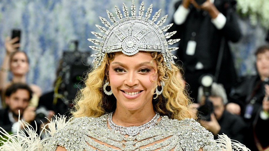 Beyoncé egy évtized után tért vissza a 2026-os Met-gálára családjával az oldalán