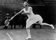 Suzanne Lenglen, aki a két világháború közötti időszakban uralta a női teniszt. A francia versenyző 6-szor nyert Wimbledonban, mindig is az egyik legstílusosabb játékosnak számított a korában.
