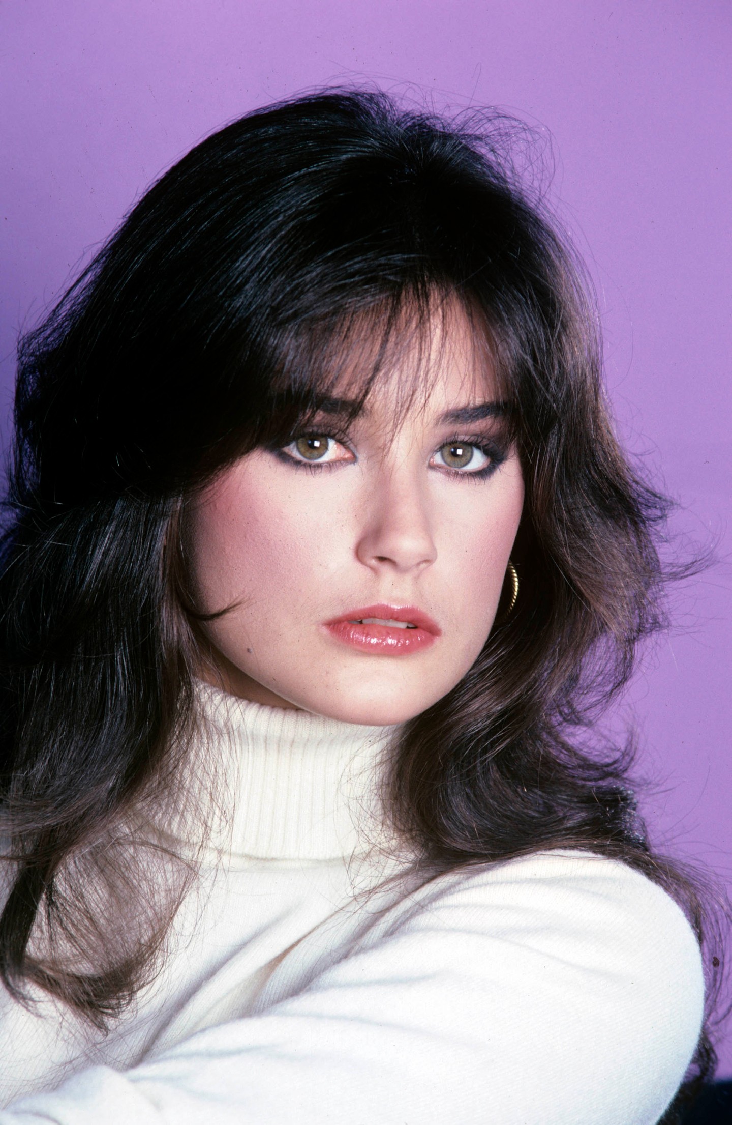Tökéletesre szárított dús frizura, fehér garbó, szigorú pillantás. Demi Moore így nézett ki 1982-ben, az ABC General Hospital című sorozatában, melyben Jackie Templeton oknyomozó újságíró karakterét alakította egészen 1984-ig. A színésznő ekkor 20 éves volt