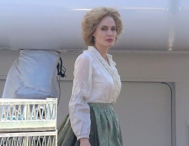 Angelina Jolie szőke hajjal filmforgatáson