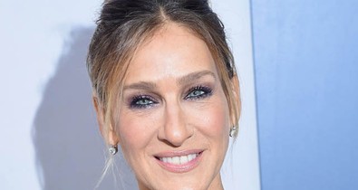Sarah Jessica Parker BÁ-MU-LA-TOS ruhában új HBO-sorozata premierjén