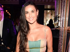 Demi Moore első két foga hiányzik, és meg is mutatta