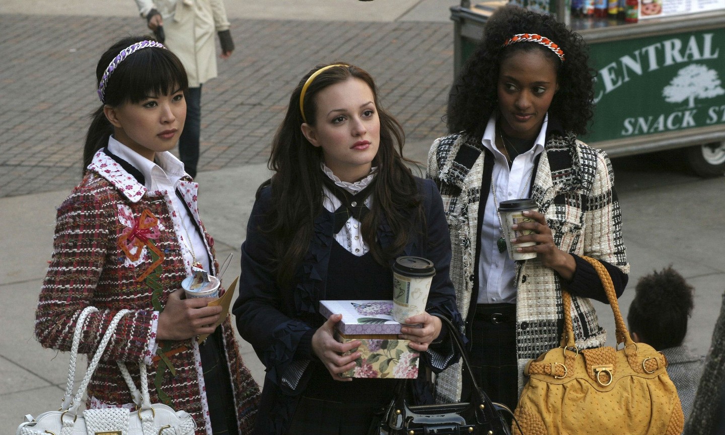 Gossip Girl - A pletykafészek (2007-2012) - Egy kritikus és cinikus író minden lépését nyomon követi New York elitjének. Nos, nem Lady Whistledownnak hívják, hanem Pletykacicának. 