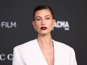 Hailey Bieber elhozta a legjobb zöld sminket az ünnepekre