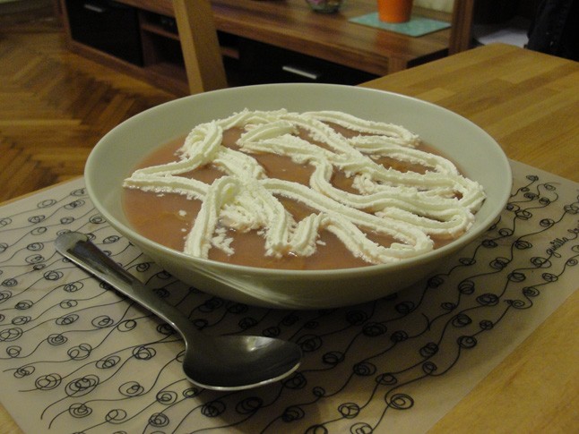 Az elkészült gyümölcsleves tejszínhabbal.