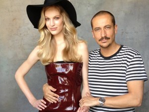 Topmodell a tetőn - Így készült a GLAMOUR címlapja