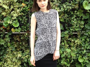 A napsütést élvezi a modell