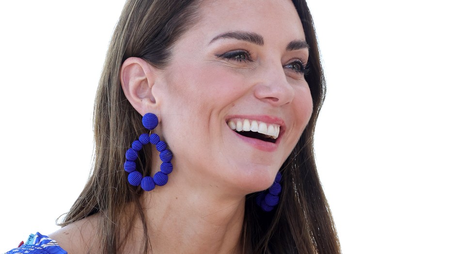 Kate Middleton karibi kék szettje a tökéletes tavaszi ruha!