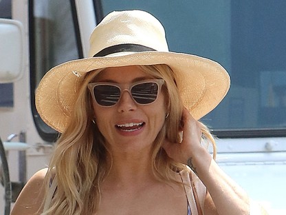 Sienna Miller megtalálta a nyár legütősebb ruháját, és biztosan a te szekrényedben is lapul egy hasonló