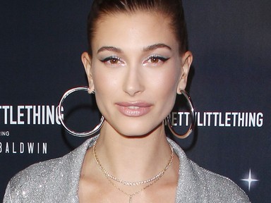 Merész, de elegáns: Hailey Baldwin melltartó nélkül a vörös szőnyegen
