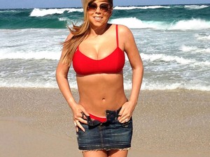 Mariah Carey kebelcsodaként a tengerparton