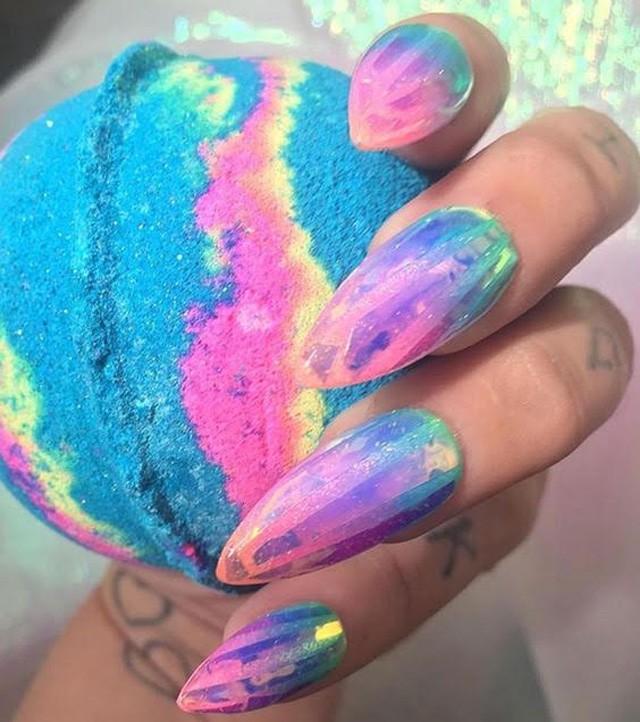 Így néznek ki a Lush fürdőbombái manikűrként!