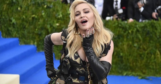 Madonna pucérruhában, a világ legnagyobb dekoltázsában mutatta meg, még mindig ő dönt a saját testéről