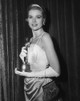 Grace Kelly 1955-ben, miután elnyerte a legjobb női főszereplőnek járó Oscar-díjat