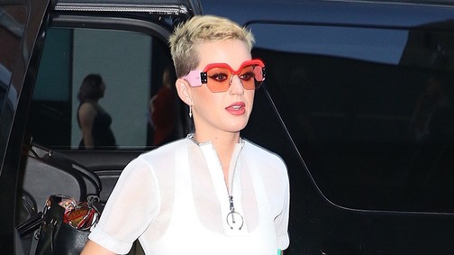 Katy Perry térdre borult a rajongója előtt