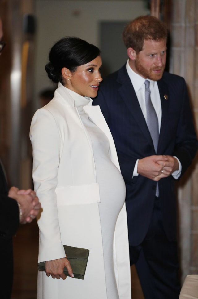 Hamarabb jön a baba? Meghan Markle pocakja óriásinak tűnik ebben a ruhában