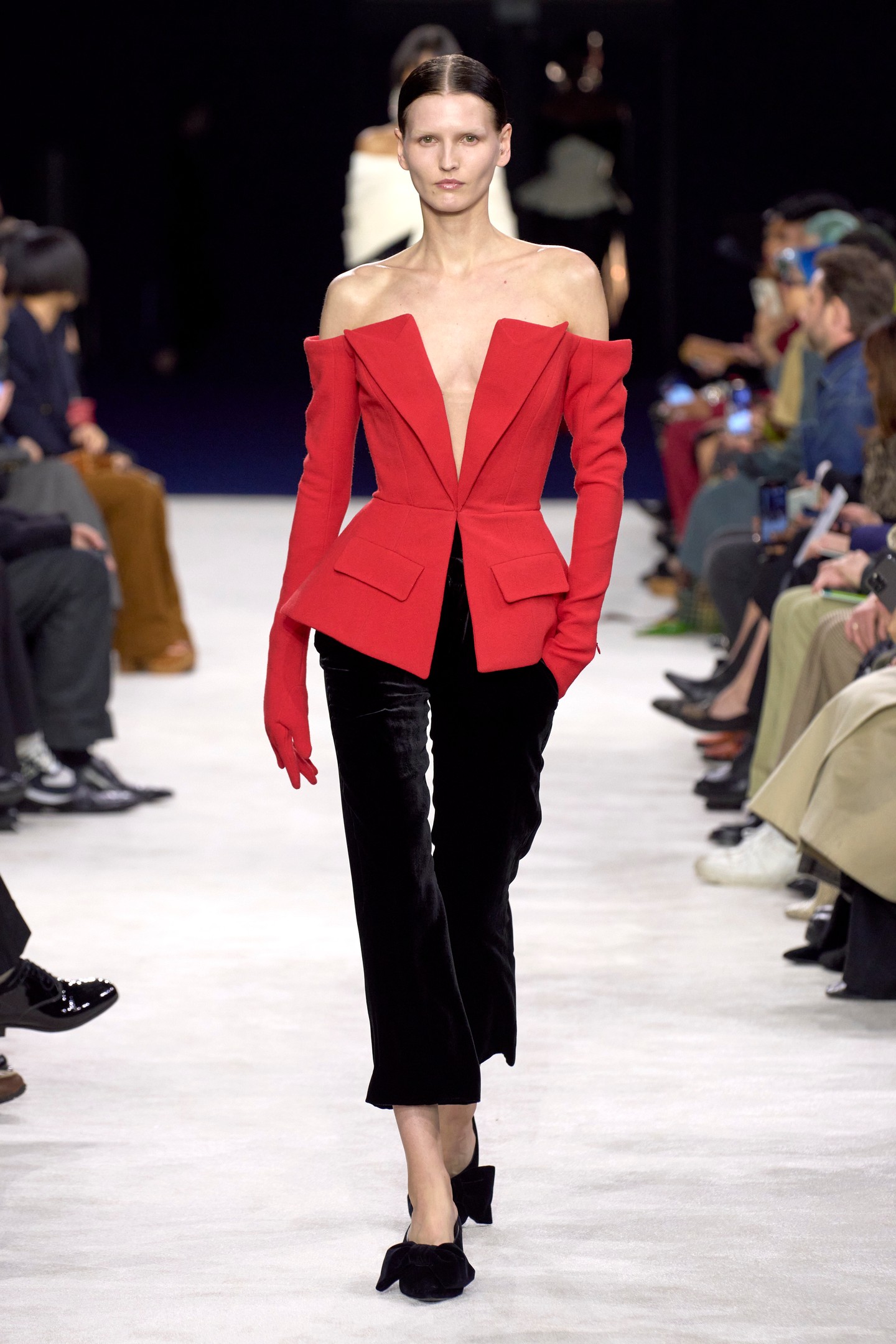 Balmain FW23 – A peplum felsők bizony ismét meghódították a divatvilágot, a 2000-es évek trendje azonban szerencsére előnyösen nőies csavarral tért vissza.