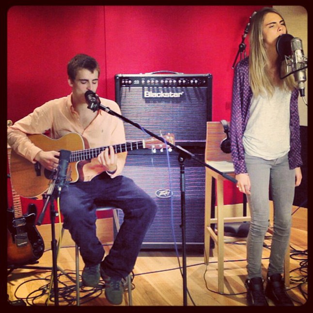 Cara Delevingne bemutatta énekhangját. Elfogadjuk!