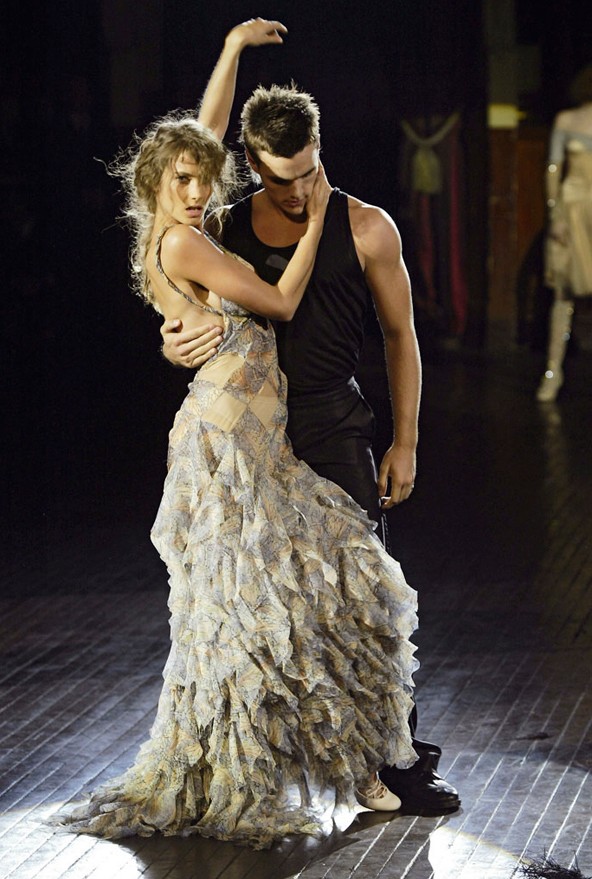 A 2004. tavasz-nyári ruhákat a Lovakat lelövik, ugye? című film inspirálta. A bemutató maratoni táncversenyt imitált.