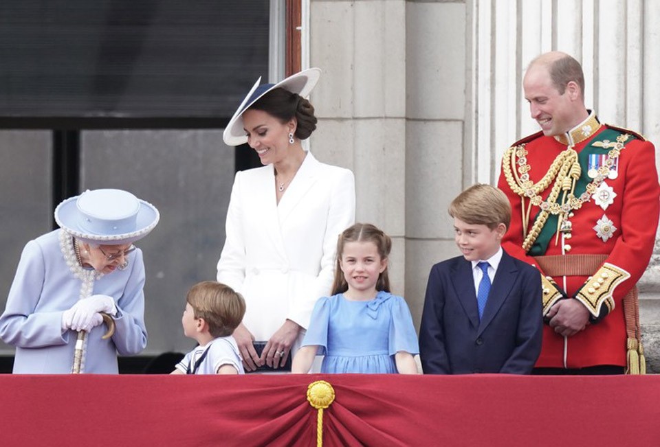  Lajos herceg nem foglalkozik a protokollal, sürgős kérdést intézett a dédmamájához II. Erzsébet királynőhöz