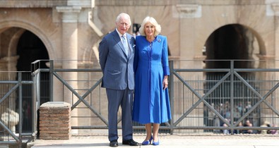 Szájról olvasó leplezte le Károly királyt: ezt a két szót mondta Kamilla királynénak a romantikus fotózásukon