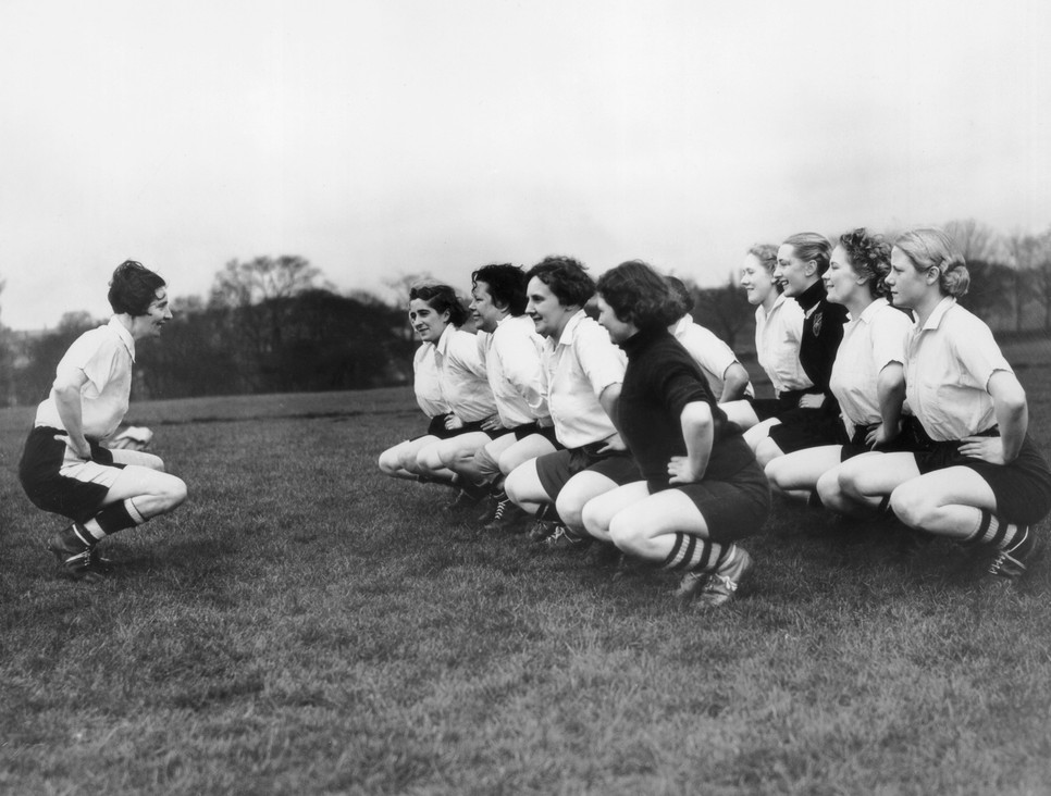 Lily Parr, a Preston Ladies Football Club csapatkapitánya vezeti az edzést 1939 környékén