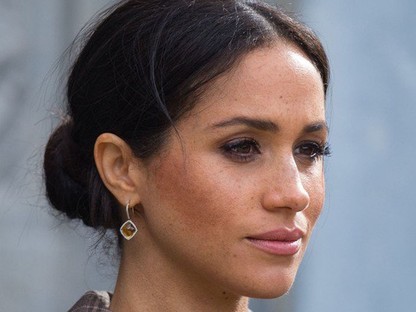Na jó! Meghan Markle egy nap alatt három különböző szettben volt, és az összesben tökéletesen festett