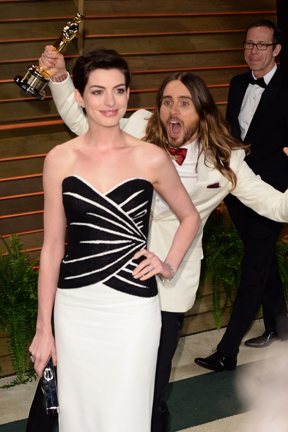 Na, jó, ahogy Jared Leto photobombolta Anne Hathaway Vanity Fair pózolását lehet, hogy vetekedik a Benedict Cumberbatch-félével.
