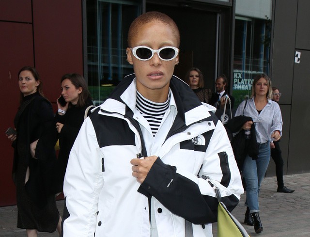 Adwoa Aboah modell The North Face dzsekiben