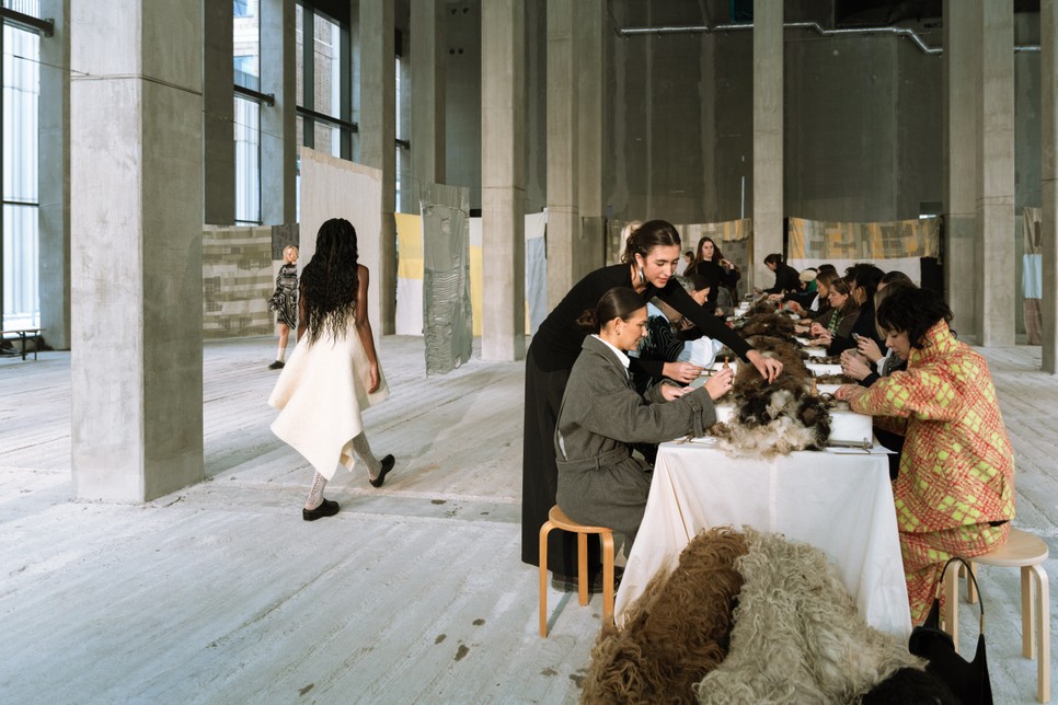 A STEM show igazi lelassulása hívta a jelenlévőket. A tér közepén egy hosszú asztalnál lehetett kipróbálni a technikát, amivel Sarah a gyapjút dolgozza fel. Eközben a zene, a fények és a modellek, akik körülöttünk járkáltak, a teljes bevonódást segítették. Biztonságos közeget teremtve az élmény és az installáció részévé váltunk.