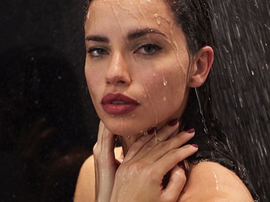 Húsvéti divatpornó - Adriana Lima a zuhany alatt falja a csokinyulat