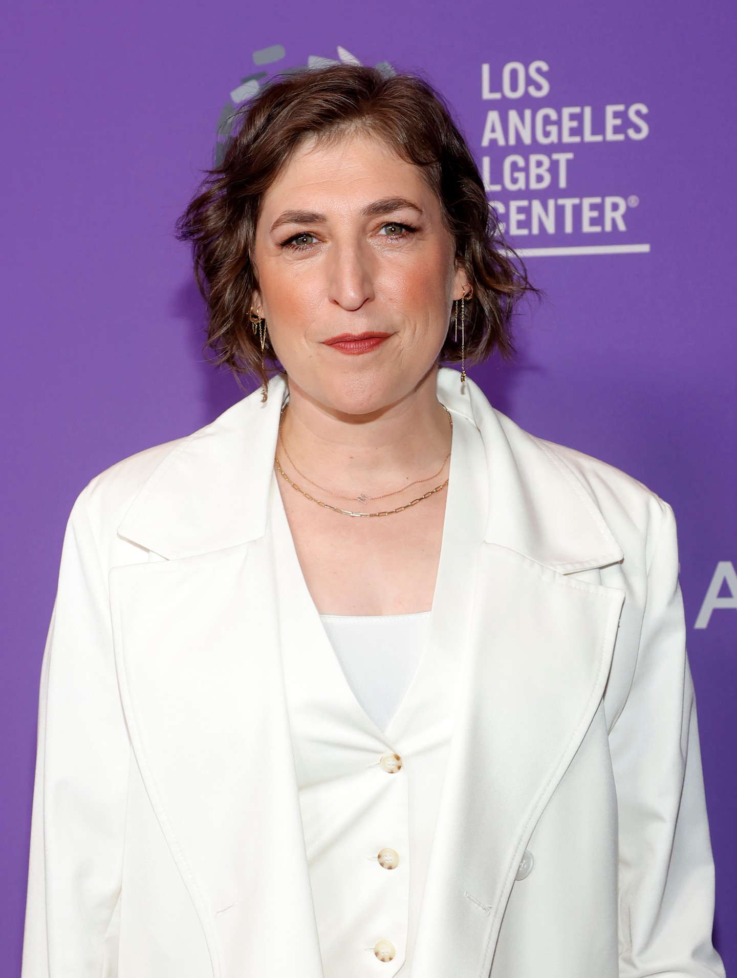 Mayim Bialik egy letisztult fehér szettben tűnt fel a 2023-as Los Angeles LGBT Center gálán, ahol stílusával és önbizalomteljes jelenlétével ismét minden tekintetet magára vonzott. A rövidebb frizura különösen jól állt neki.