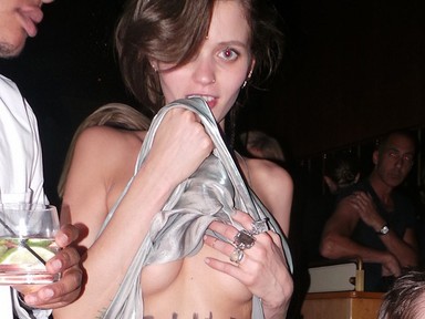 Nyilvánosan mutogatja magát a topmodell - így tiltakozik