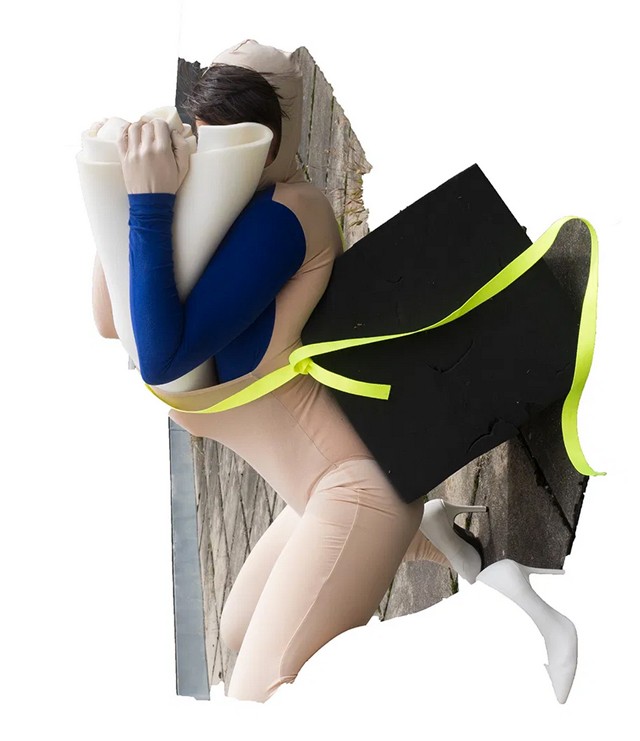 Cél a néző hipnotizálása: Kicsavarodott nőalakok extravagáns ruhákban, divat és képzőművészet határán