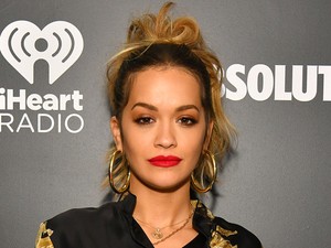 Rita Ora a legszexibb fehérneműkben tekereg
