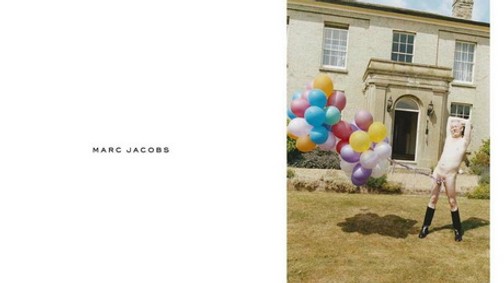 18+ Egy meztelen 53 éves művésszel kampányol Jacobs!