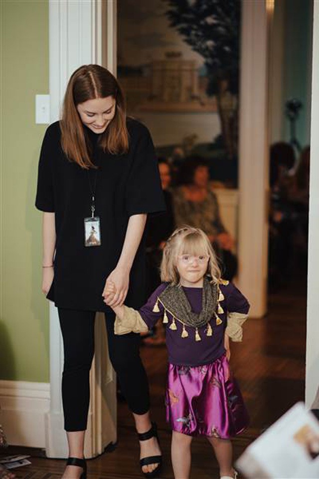 Egy csapat fiatal divattervező Down-szindrómás gyerekeknek tervezett ruhákat