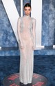 2023 - Emily Ratajkowski számára nem idegenek a merész ruhaválasztások, amit a 2023-as Vanity Fair Oscar-partin is bizonyított. Az eseményre egy áttetsző, ezüstös árnyalatú ruhát vett fel, amelyet a feltörekvő londoni tervező, Feben álmodott meg. A hosszú ujjú, magas nyakú ruha különlegessége a fonott részletekben rejlett, amelyek elöl és hátul fűzős kialakítást eredményeztek. 